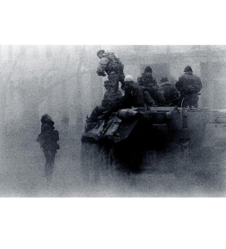 cover image SHOOTING UNDER FIRE: The World of the War Photographer