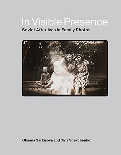 cover image In Visible Presence: Soviet Afterlives in Family Photos