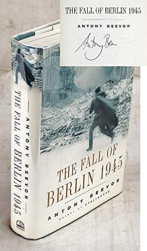 cover image THE FALL OF BERLIN 1945
