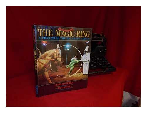 cover image The Magic Ring: A Year with the Big Apple Circus